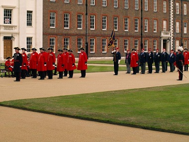 A long picture of the entire parade group